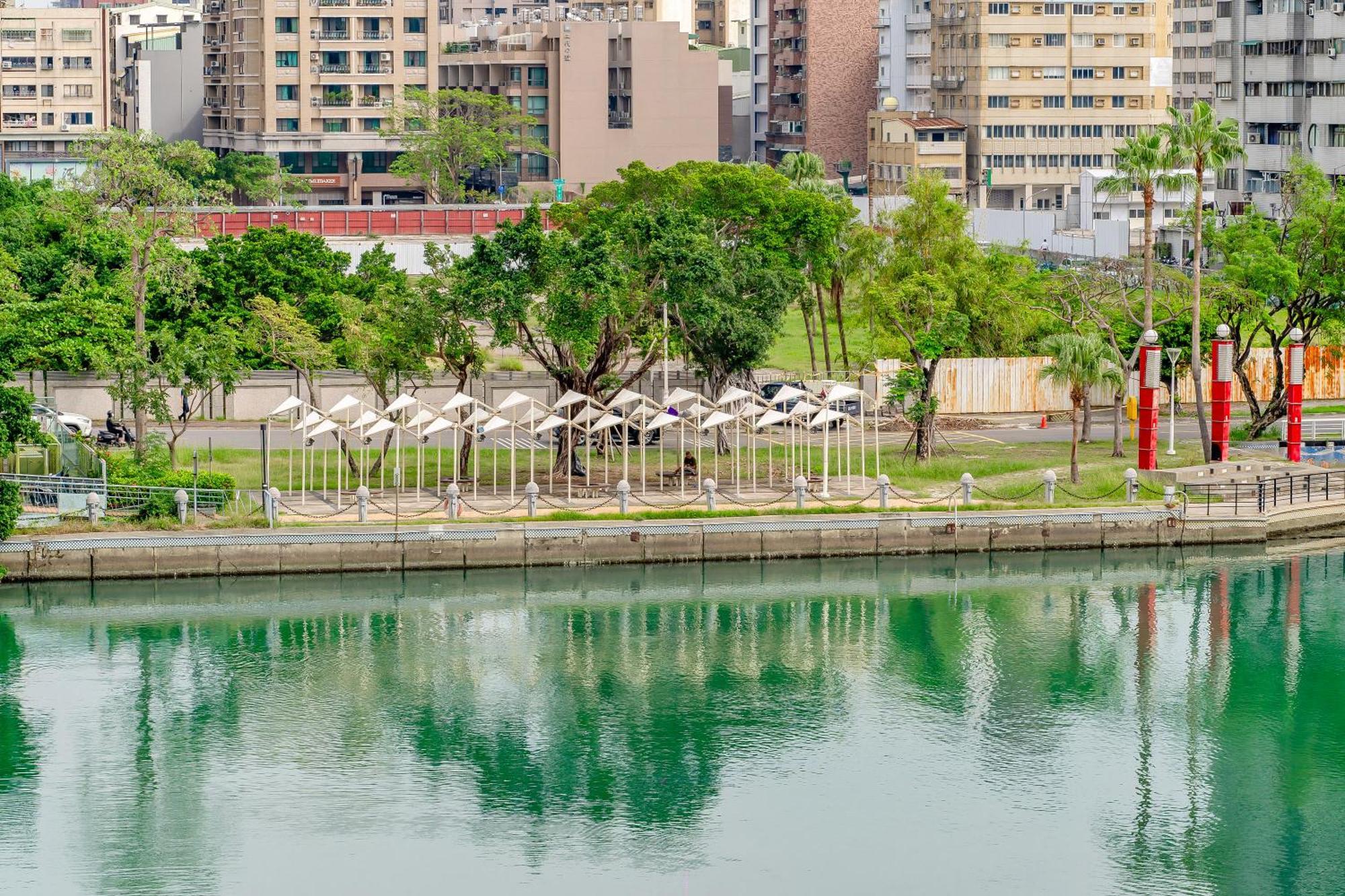 Check Inn Express Kaohsiung Love River Exterior photo