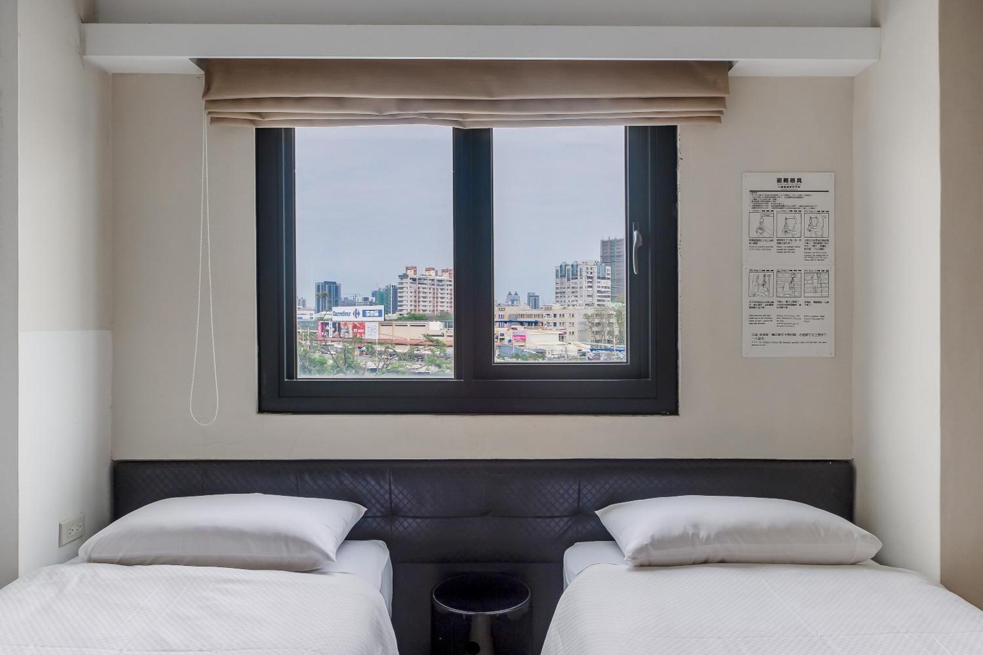 Check Inn Express Kaohsiung Love River Exterior photo
