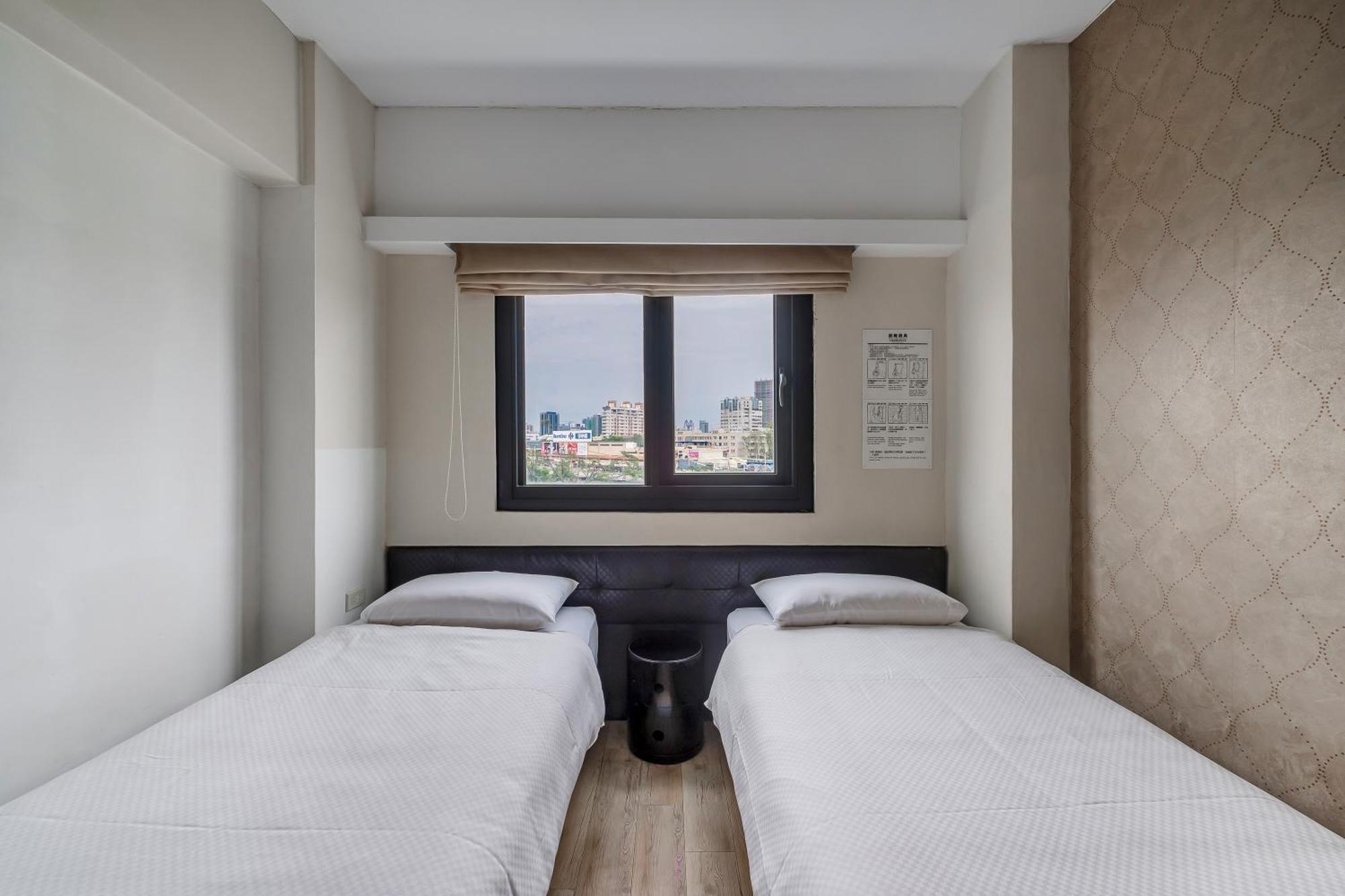 Check Inn Express Kaohsiung Love River Exterior photo