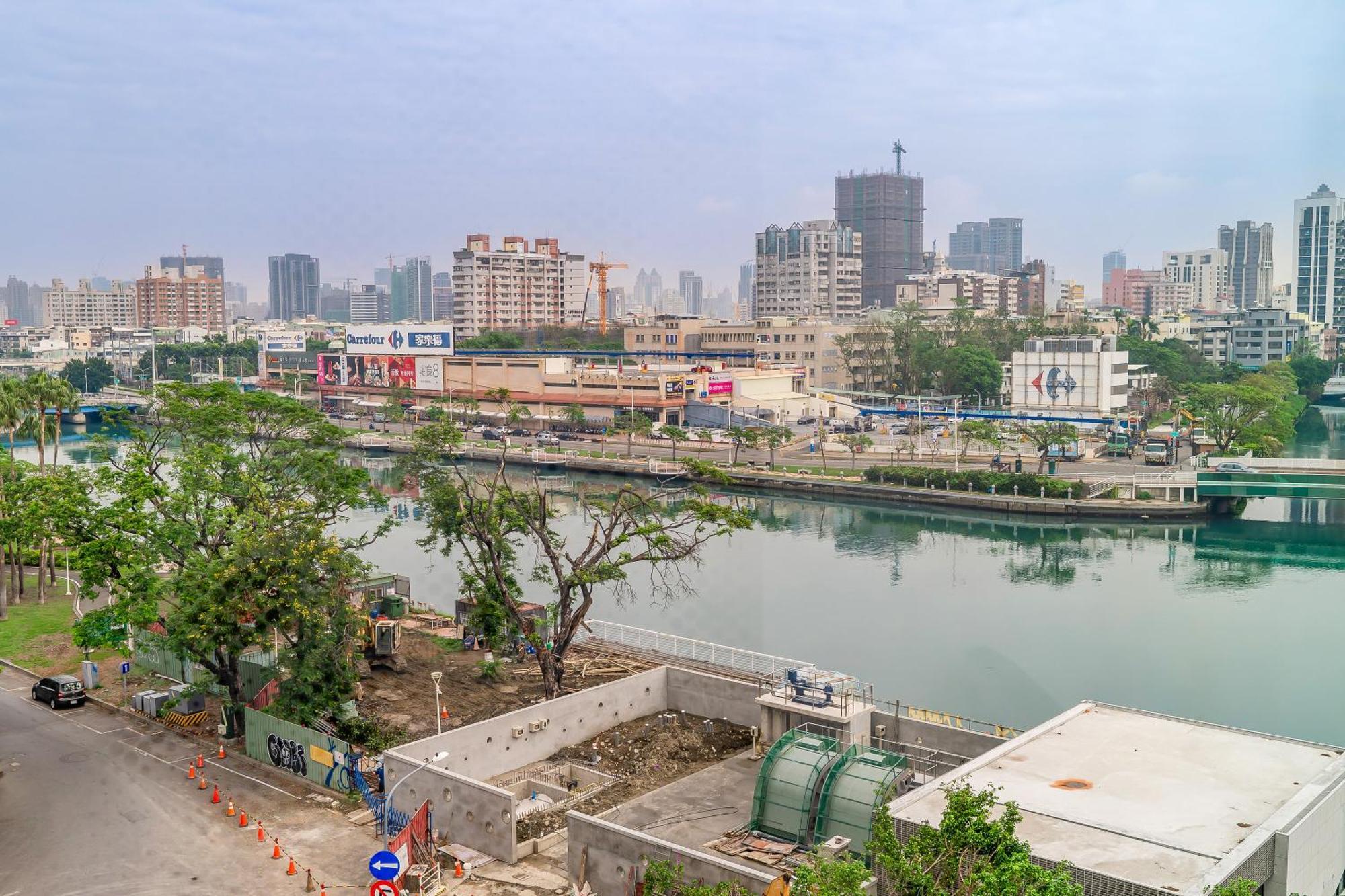 Check Inn Express Kaohsiung Love River Exterior photo